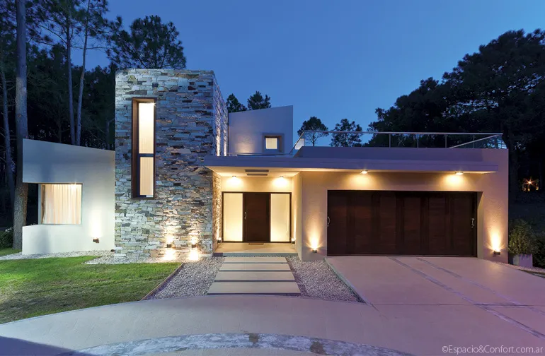 Un faro en el bosque