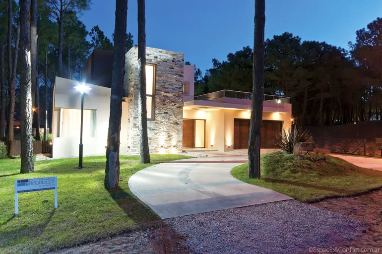 Un faro en el bosque