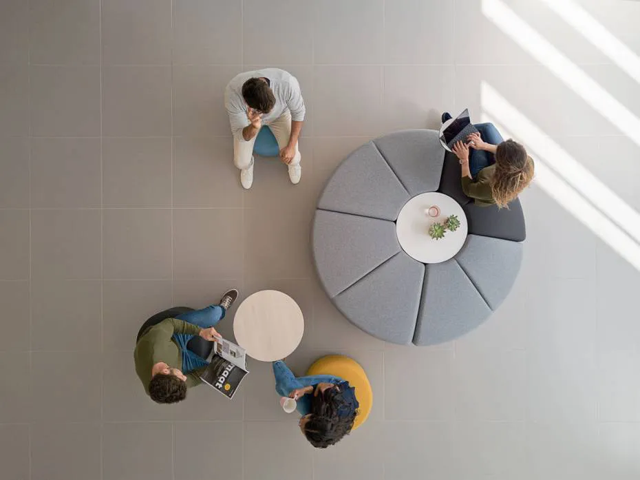 Movimiento y dinamismo orgánico en la oficina