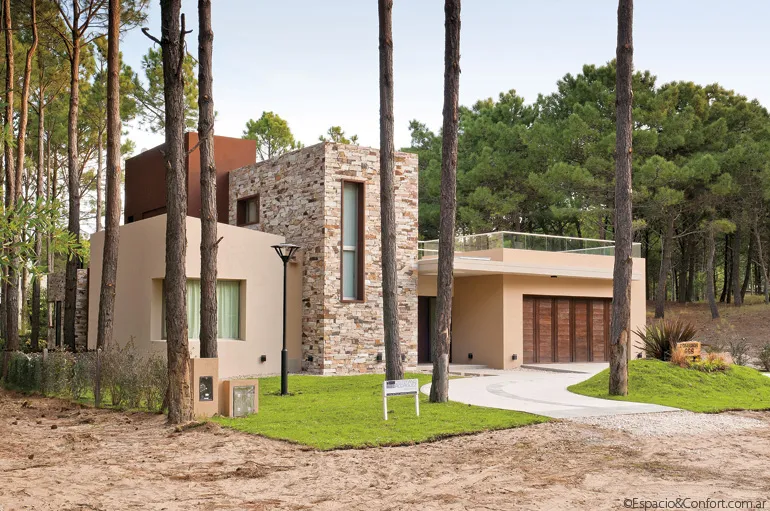 Un faro en el bosque