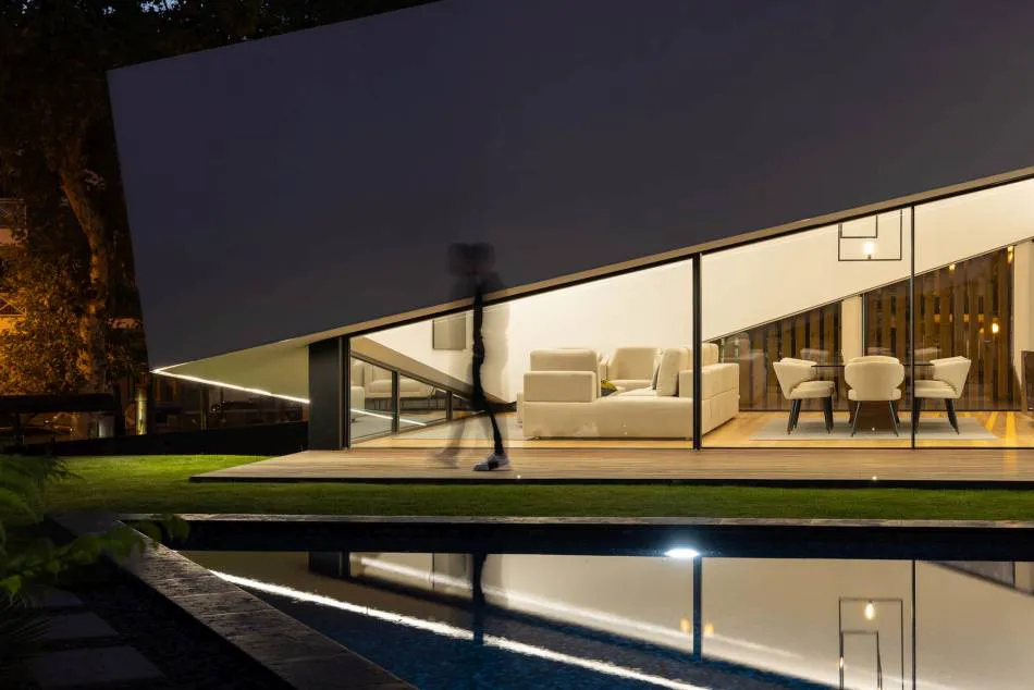 Tilt house
