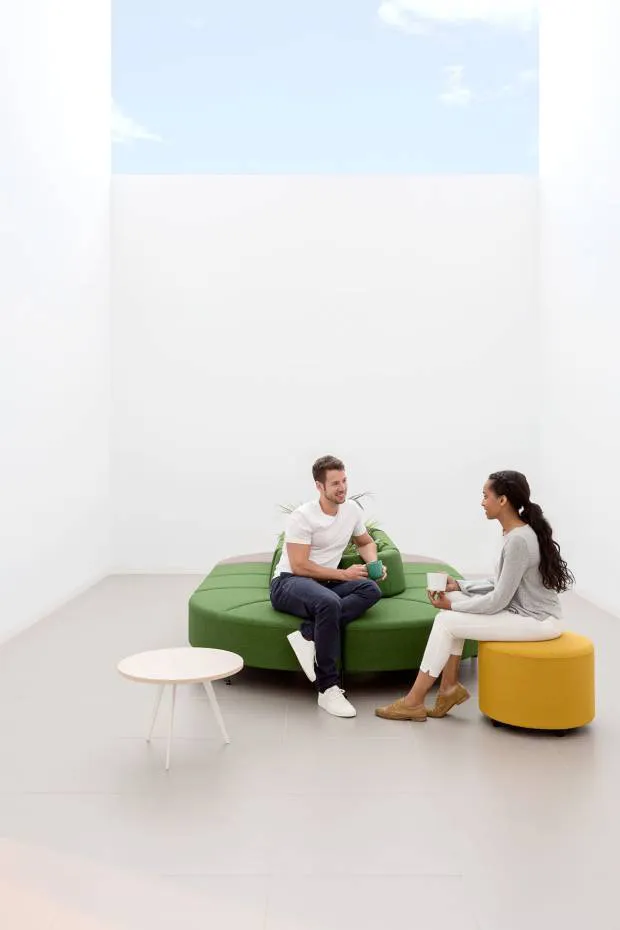 Movimiento y dinamismo orgánico en la oficina