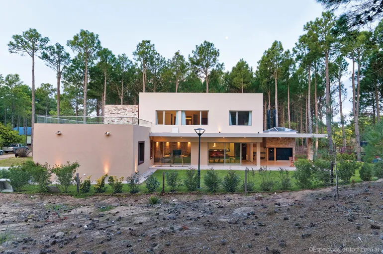 Un faro en el bosque