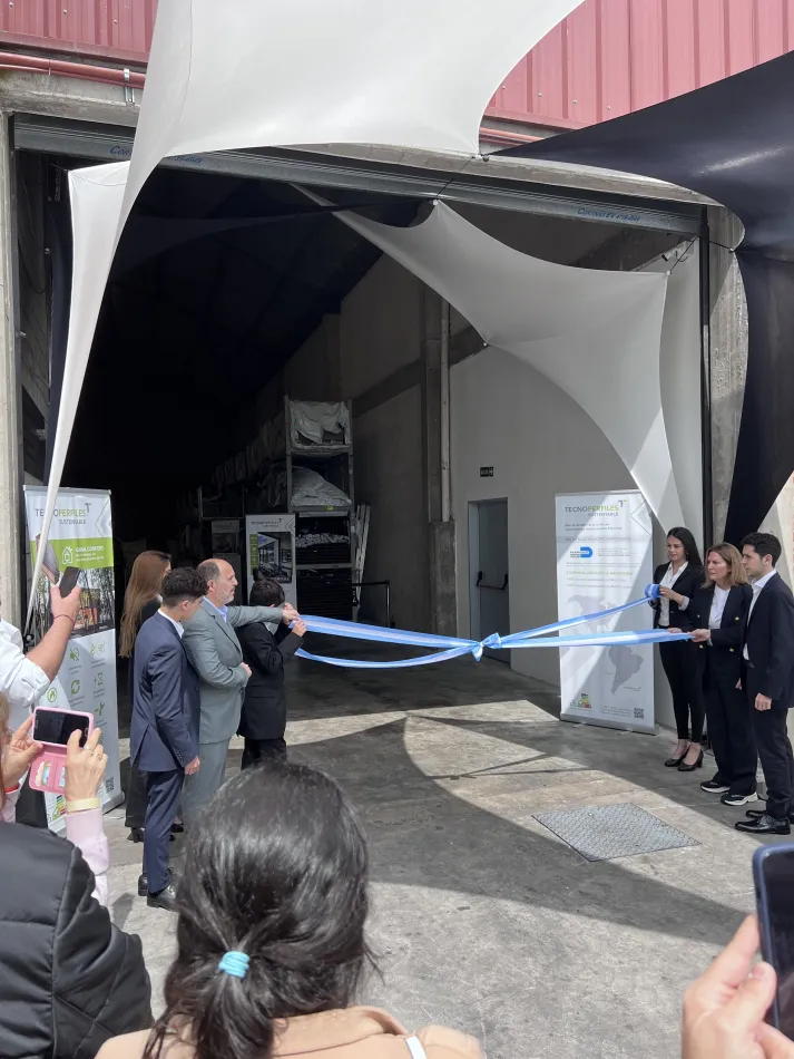 Tecnoperfiles inauguró una nueva planta de foliado