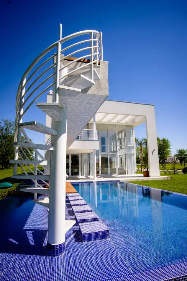 Imponente y discreta