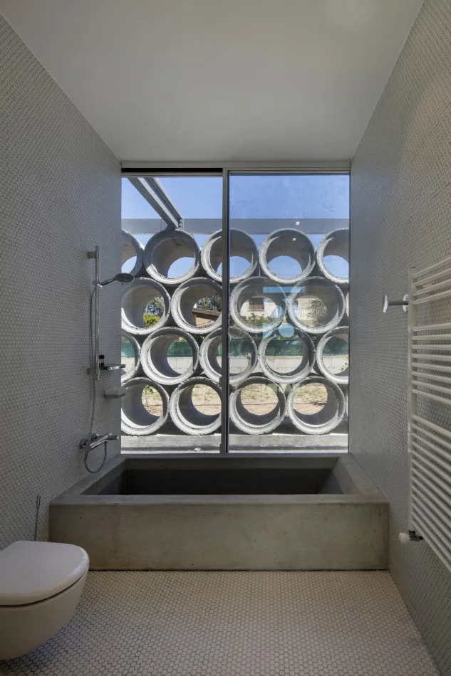 Con acento en lo singular