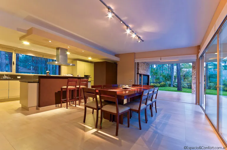 Un faro en el bosque