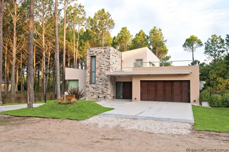 Un faro en el bosque