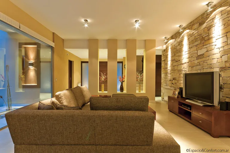 Un faro en el bosque