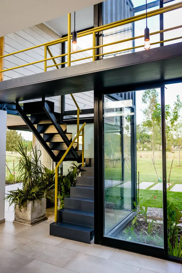 7 Contenedores, 1 Casa