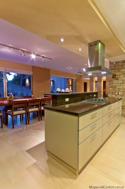 Un faro en el bosque