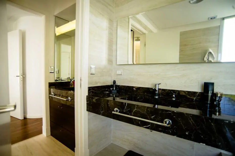 Imponente y discreta