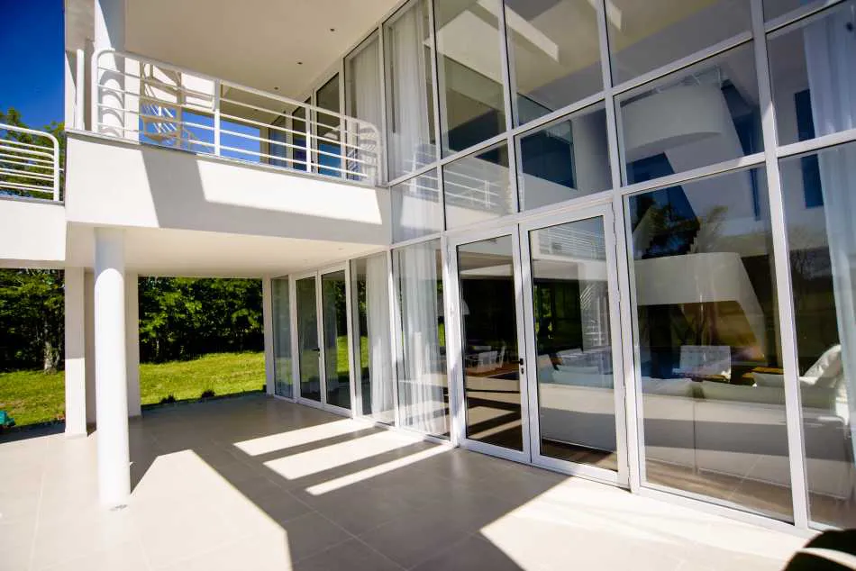 Imponente y discreta