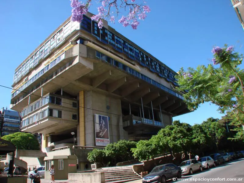 Con historia fundacional