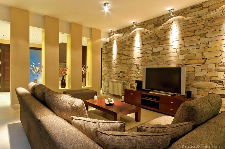 Un faro en el bosque