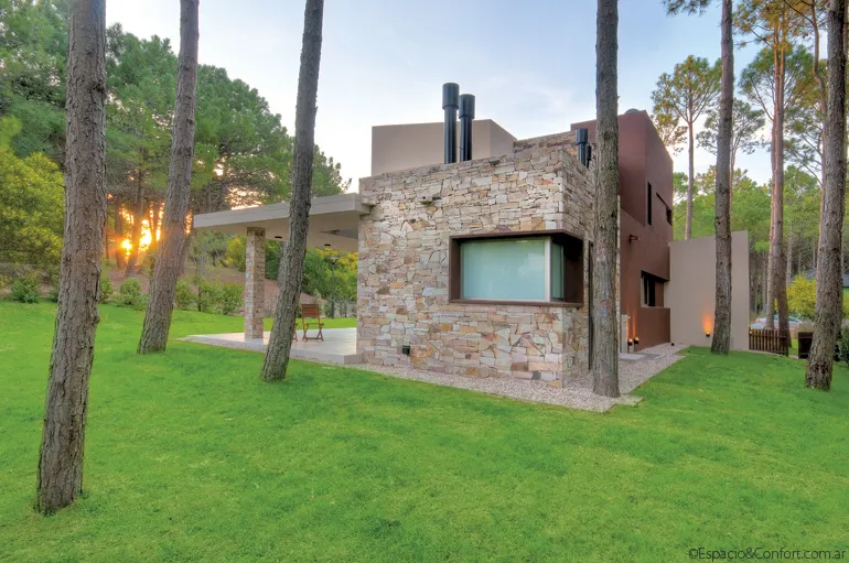 Un faro en el bosque