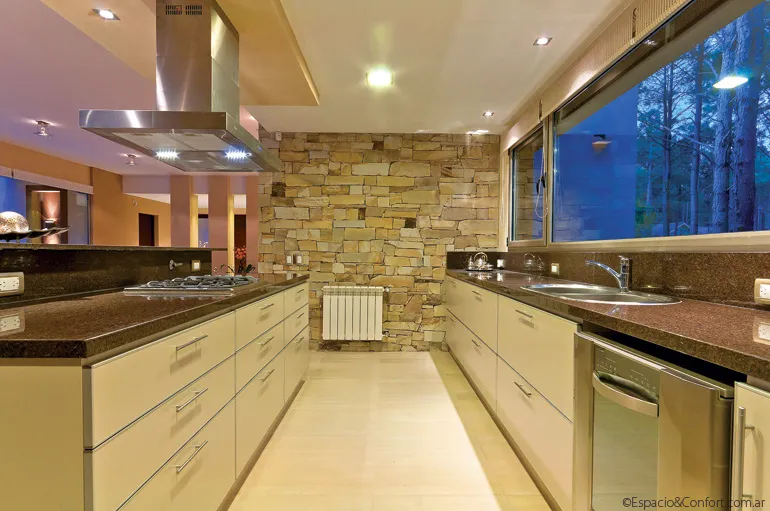 Un faro en el bosque