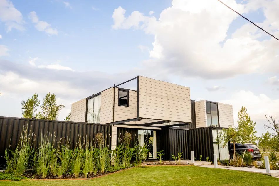 7 Contenedores, 1 Casa