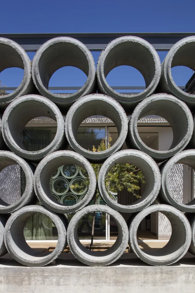 Con acento en lo singular