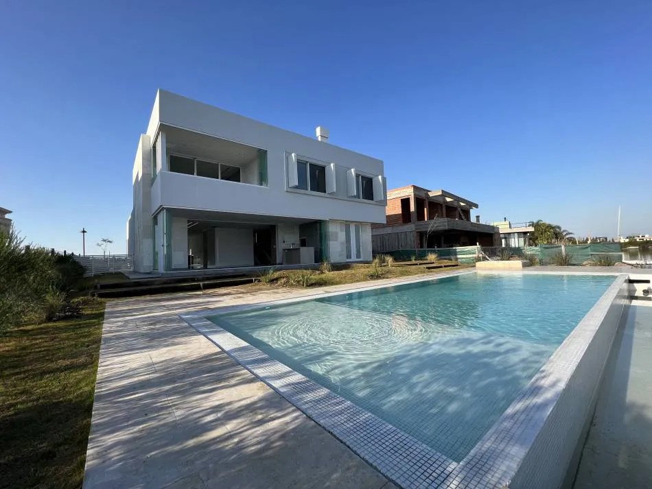 Una casa Total White