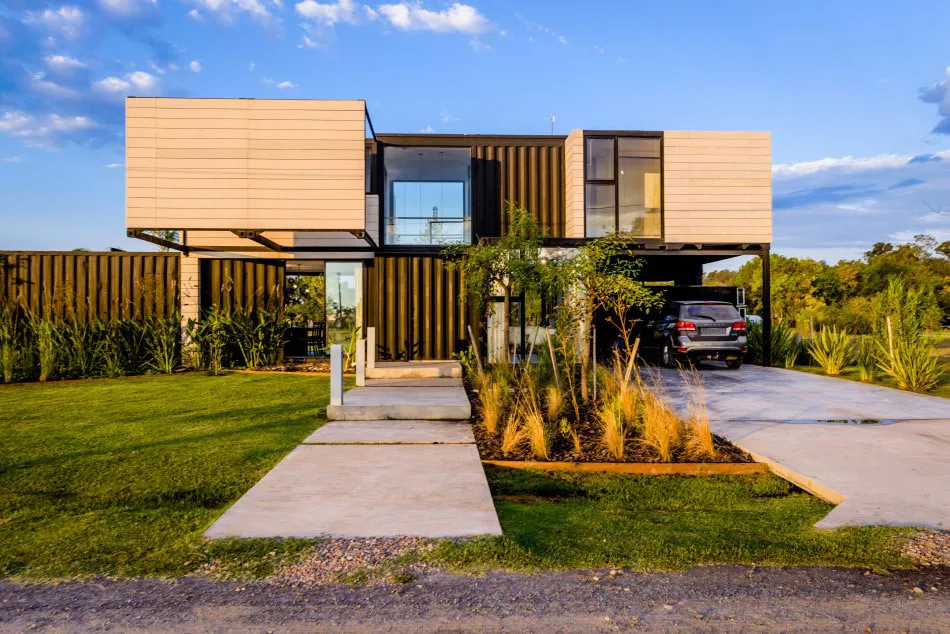 7 Contenedores, 1 Casa