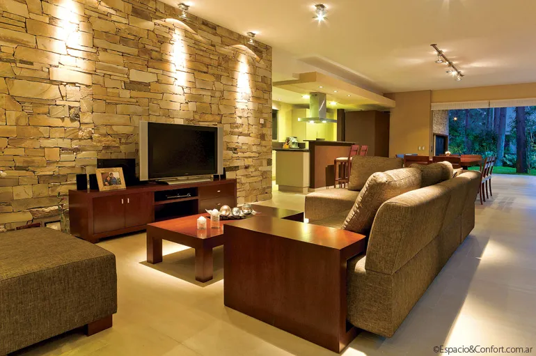 Un faro en el bosque