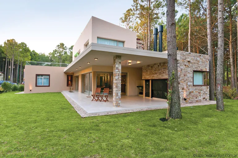 Un faro en el bosque