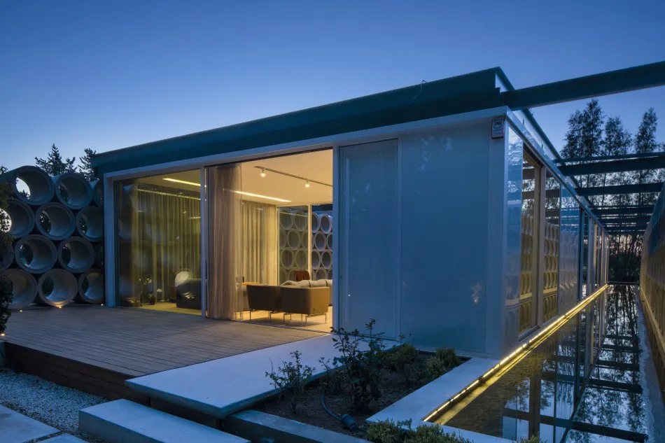 Con acento en lo singular