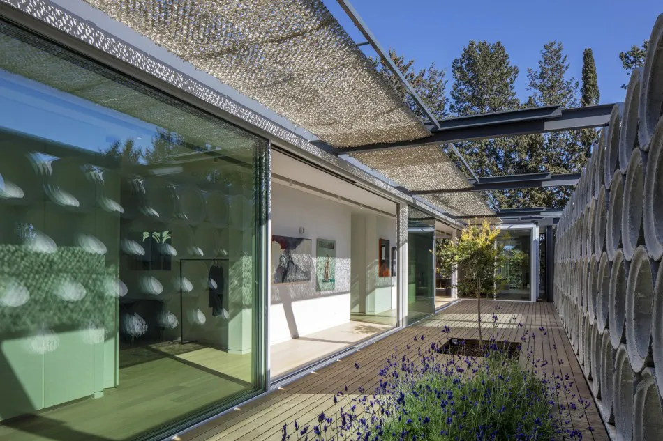 Con acento en lo singular